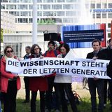Unterstützt wird die Letzte Generation bei ihrem Protest in Berlin von mehreren Wissenschaftlern, die an dem Protestmarsch durch die Bundeshauptstadt teilnehmen. Viele fühlen sich von der Regierung missachtet und sehen keine andere Möglichkeit, als sich auf der Straße Gehör zu verschaffen.