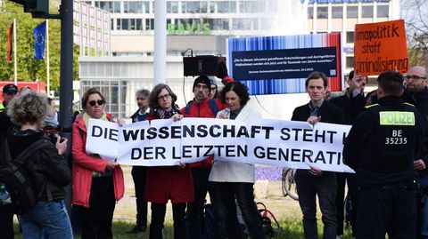 Unterstützt wird die Letzte Generation bei ihrem Protest in Berlin von mehreren Wissenschaftlern, die an dem Protestmarsch durch die Bundeshauptstadt teilnehmen. Viele fühlen sich von der Regierung missachtet und sehen keine andere Möglichkeit, als sich auf der Straße Gehör zu verschaffen.