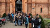 Vor gut anderthalb Wochen fiel hier in der St. Thomas Kirche in Kreuzberg der Startschuss für den Klimaprotest. Bei einer Kundgebung auf dem Berliner Wittenbergplatz bekunden Christen ihre Solidarität mit den Aktivisten der Letzten Generation. Danach sollte eine Andacht in der nahegelegenen Gedächtniskirche stattfinden. Doch laut Mitteilung der Letzten Generation hüllen sich die Gläubigen in orangene Warnwesten, um sich anschließend mit Sekundenkleber festzukleben – unter ihnen auch ein Jesuitenpater.