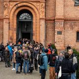 Vor gut anderthalb Wochen fiel hier in der St. Thomas Kirche in Kreuzberg der Startschuss für den Klimaprotest. Bei einer Kundgebung auf dem Berliner Wittenbergplatz bekunden Christen ihre Solidarität mit den Aktivisten der Letzten Generation. Danach sollte eine Andacht in der nahegelegenen Gedächtniskirche stattfinden. Doch laut Mitteilung der Letzten Generation hüllen sich die Gläubigen in orangene Warnwesten, um sich anschließend mit Sekundenkleber festzukleben – unter ihnen auch ein Jesuitenpater.