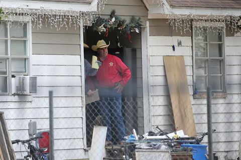 Der Sheriff von San Jacinto County, Greg Capers, spricht mit Ermittlern am Tatort, an dem in der Nacht zuvor in San Jacinto County, Texas, fünf Menschen erschossen wurden.
