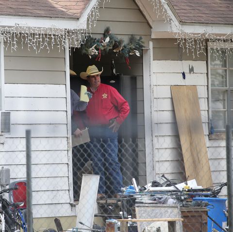 Der Sheriff von San Jacinto County, Greg Capers, spricht mit Ermittlern am Tatort, an dem in der Nacht zuvor in San Jacinto County, Texas, fünf Menschen erschossen wurden.