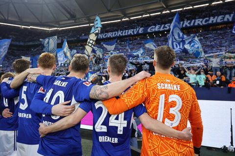 Schalke: Spieler vor der Nordkurve