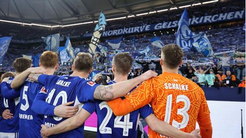 Schalke: Spieler vor der Nordkurve