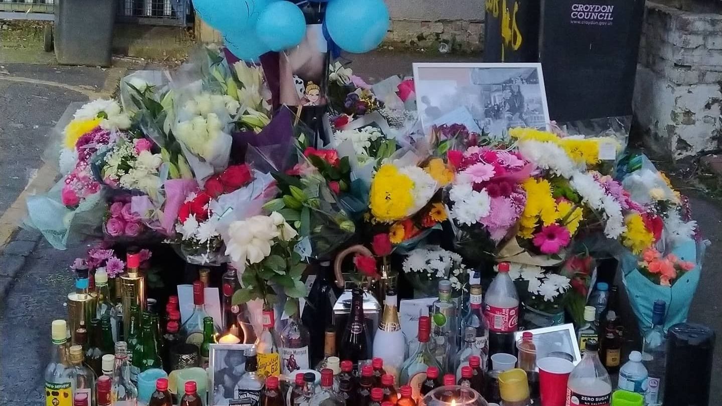Blumen udn Kerzen vor dem Haus in dem Tai O'Donell starb.