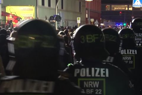 Video: Walpurgisnacht in Kreuzberg: Auseinandersetzungen bei queer-feministischer Demonstration