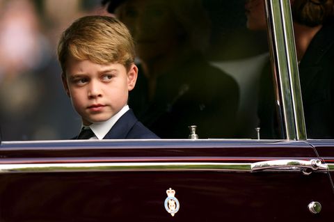 Prinz George sitzt im Auto