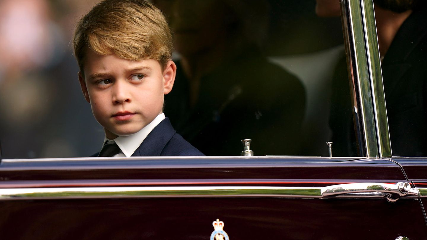 Prinz George sitzt im Auto