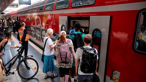 Am 1. Mai startet das Deutschlandticket. Doch für wen lohnt sich das neue 49-Euro-Angebot der Bahn?