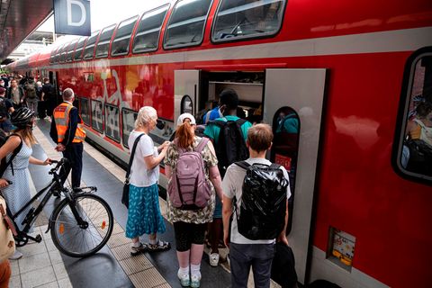 Am 1. Mai startet das Deutschlandticket. Doch für wen lohnt sich das neue 49-Euro-Angebot der Bahn?