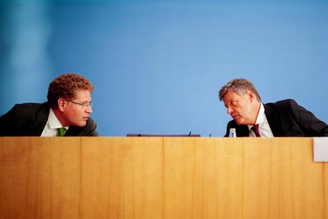 Robert Habeck (r.) und Patrick Graichen, Staatssekretär im BMWK, im Gespräch