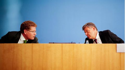 Robert Habeck (r.) und Patrick Graichen, Staatssekretär im BMWK, im Gespräch