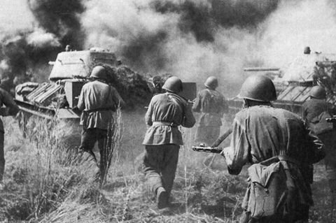 Als sich der Angriff der Deutschen erschöpft hatte, trieb die Rote Armee die Wehrmacht zurück.