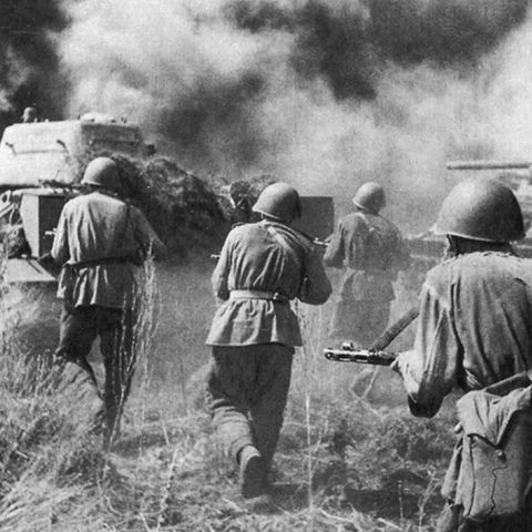 Als sich der Angriff der Deutschen erschöpft hatte, trieb die Rote Armee die Wehrmacht zurück.