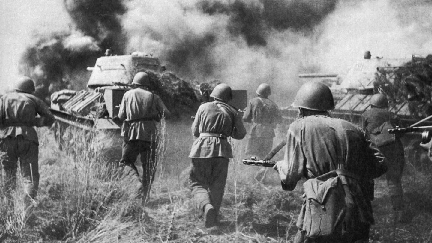 Als sich der Angriff der Deutschen erschöpft hatte, trieb die Rote Armee die Wehrmacht zurück.