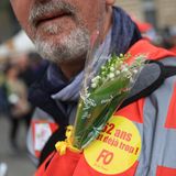 Gewerkschafter mit Maiglöckchen