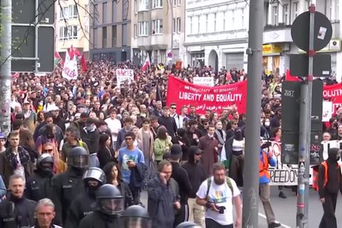 Video: Mai-Demo in Berlin vorzeitig beendet