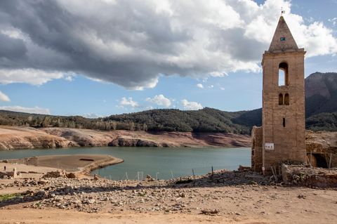 Eine Kirche und ein See, der kaum noch Wasser hat