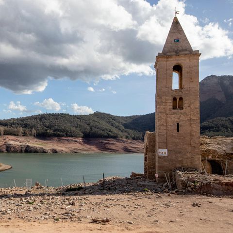 Eine Kirche und ein See, der kaum noch Wasser hat
