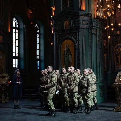 Soldaten in der Hauptkirche der russischen Streitkräfte unweit von Moskau