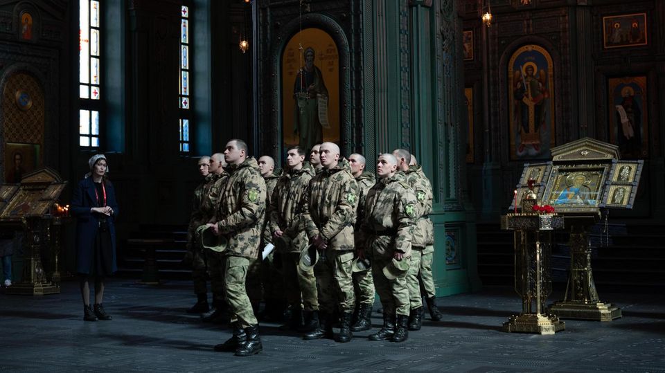 Soldaten in der Hauptkirche der russischen Streitkräfte unweit von Moskau