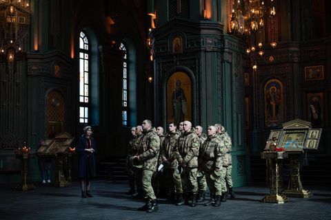 Soldaten in der Hauptkirche der russischen Streitkräfte unweit von Moskau
