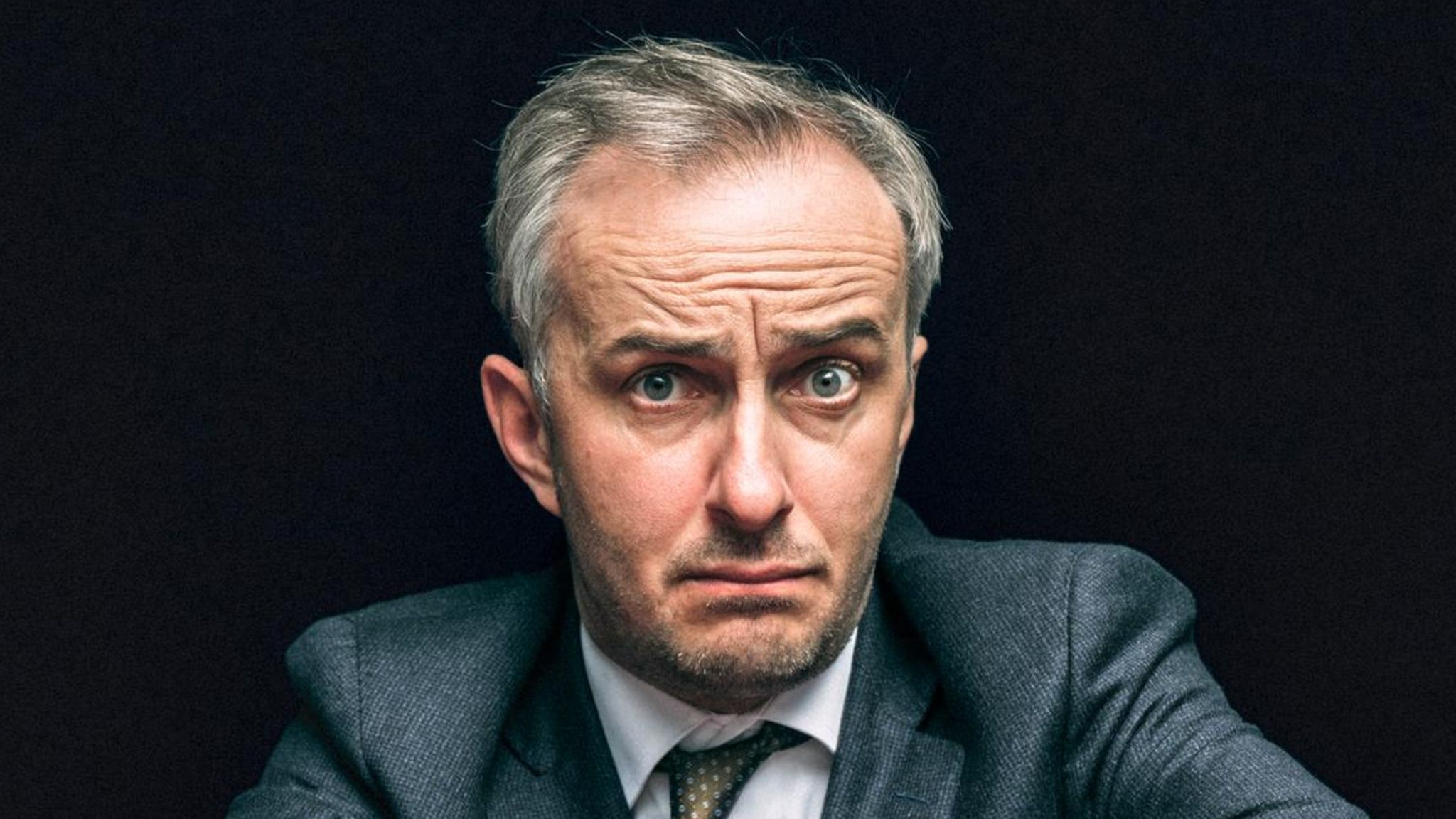 Jan Böhmermann in seinem Studio