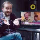 Jan Böhmermann sitzt neben einem Monitor, auf dem "Schwiegertochter gesucht" läuft