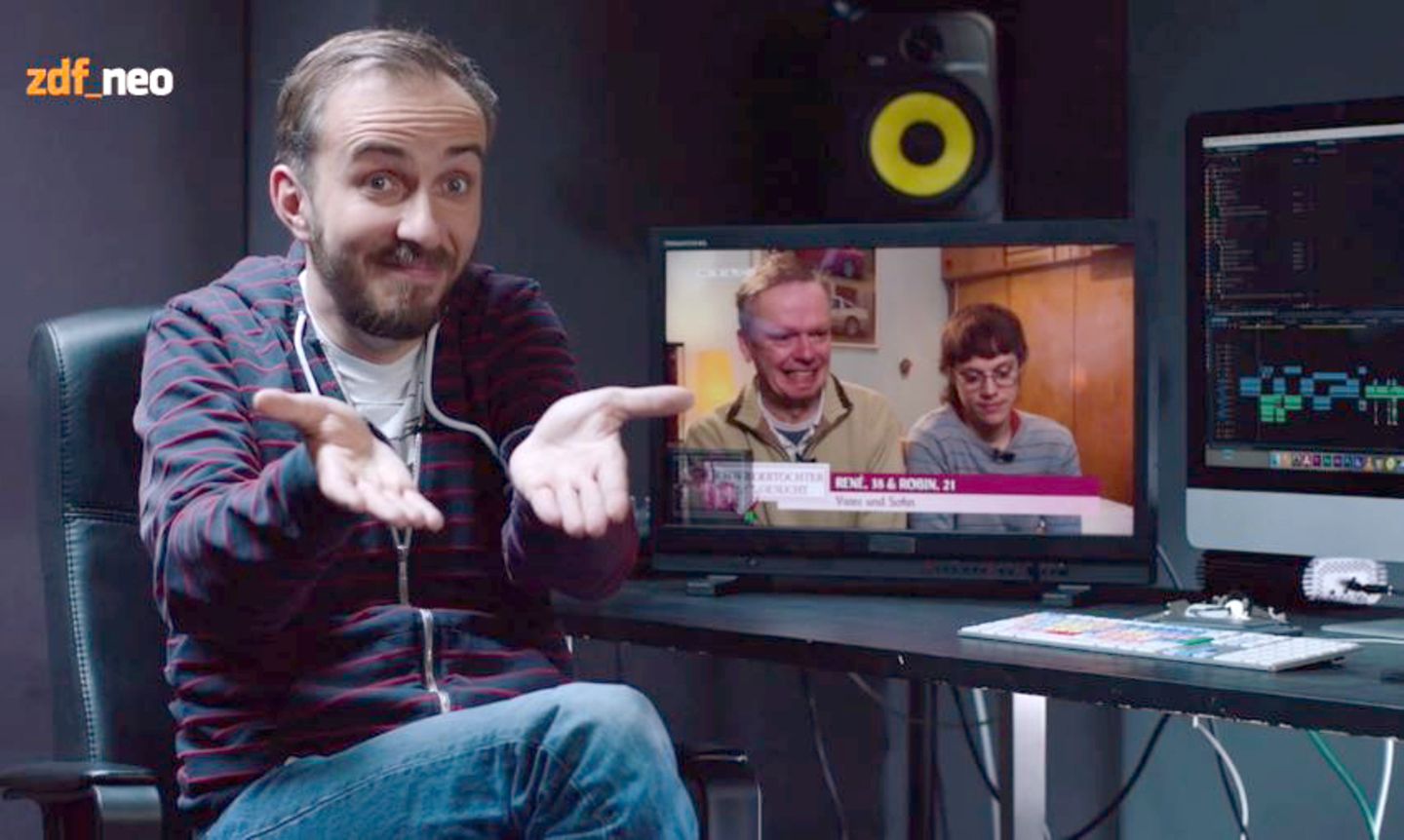 Jan Böhmermann sitzt neben einem Monitor, auf dem "Schwiegertochter gesucht" läuft Jan Böhmermann sitzt neben einem Monitor, auf dem "Schwiegertochter gesucht" läuft