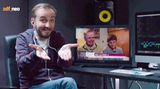 Jan Böhmermann sitzt neben einem Monitor, auf dem "Schwiegertochter gesucht" läuft