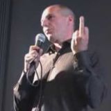 Auch Günther Jauch wurde Opfer von Böhmermanns Späßen: Der moderierte 2015 eine Talkshow in der ARD - und wollte den damaligen griechischen Finanzminister Yanis Varoufakis vorführen. Er konfrontierte seinen Gast mit einer zwei Jahre alten Videosequenz, in der Varoufakis den Deutschen scheinbar den Mittelfinger zeigt. Varoufakis versichert, die Geste nie gemacht zu haben und bezeichnet das Video als "doctored". Gefälscht. Jan Böhmermann griff diesen Vorfall auf und behauptete nun, das Mittelfinger-Video gefälscht zu haben. Im "Neo Magazin Royale" zeigte er eine Dokumentation, in der zu sehen ist, wie Böhmermann und sein Team angeblich den Mittelfinger in das Varoufakis-Video montieren. Ein cleveres Vexierspiel, bei dem am Ende niemand wusste, was wahr und was gefälscht ist. Dafür gab es 2016 den Grimme-Preis. Er habe der deutschen Medienlandschaft einen Moment des Innehaltens beschert, so die Begründung. Da hatte Jauch die Moderation seiner Talkshow bereits aufgegeben.