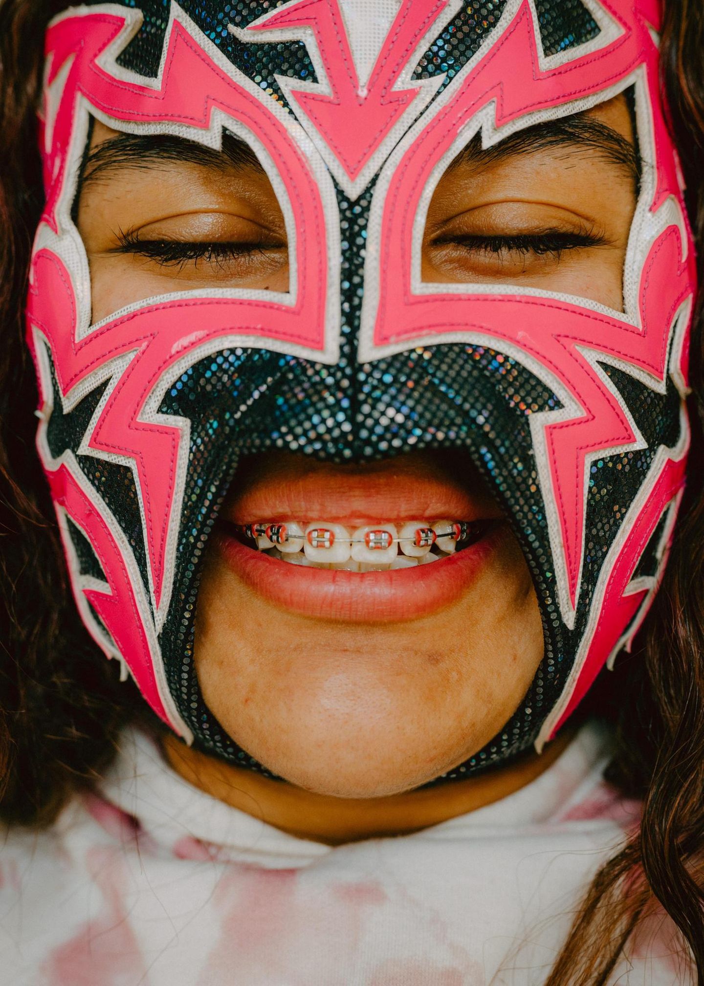 Mit Maske und Zahnspange: Die 15-Jährige führt eine Art Doppelleben – als Luchadora und Schülerin