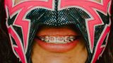 Mit Maske und Zahnspange: Die 15-Jährige führt eine Art Doppelleben – als Luchadora und Schülerin