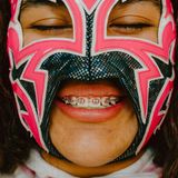 Mit Maske und Zahnspange: Die 15-Jährige führt eine Art Doppelleben – als Luchadora und Schülerin
