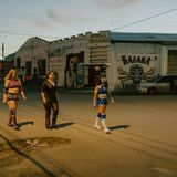 Furchtlos: Miss Kath, Celeste und Sayuri (v. l.) abends auf der Straße. Für andere Frauen wäre es hier zu gefährlich