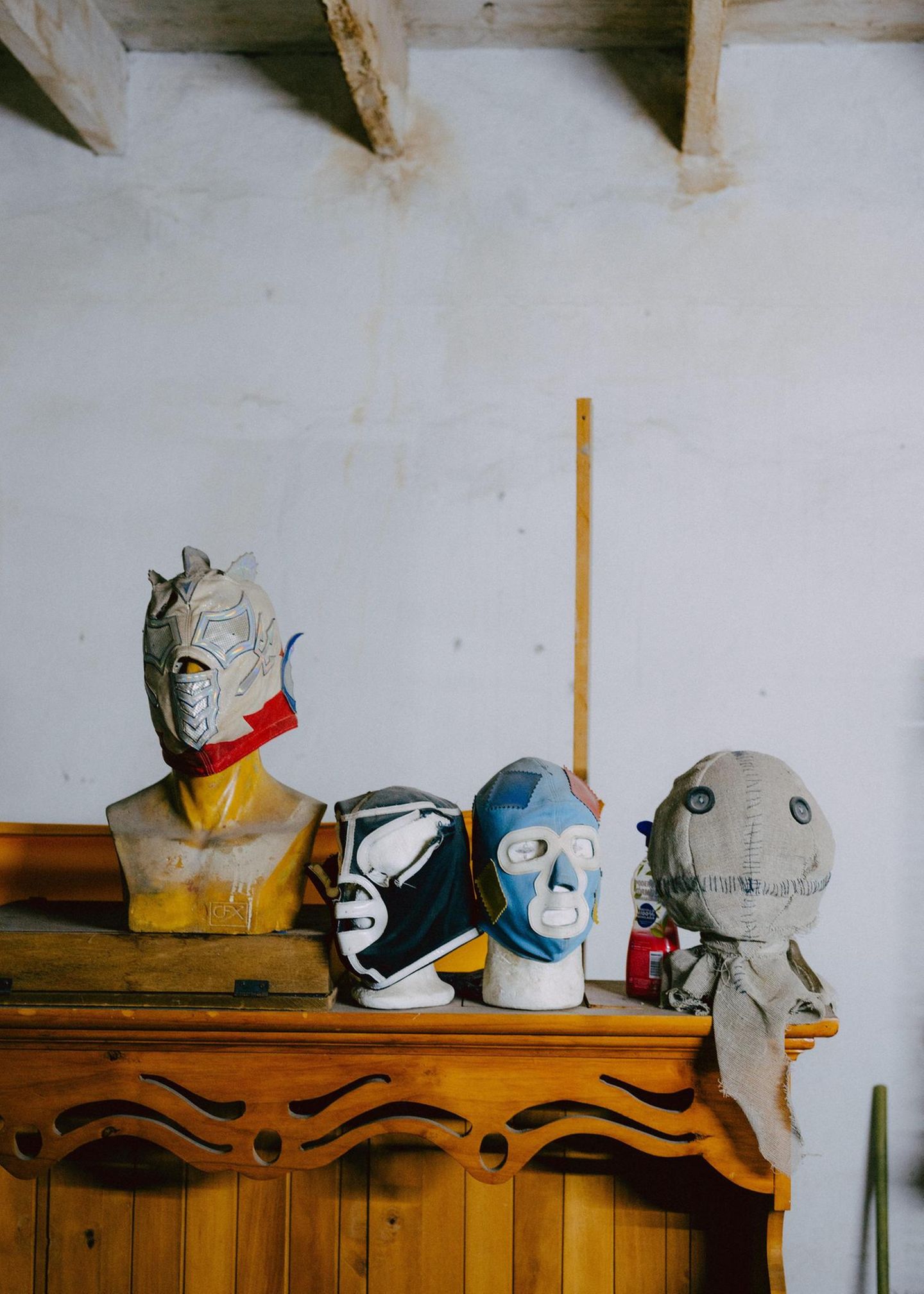 Handarbeit: In einer lokalen Schneiderei warten neue Masken auf die kämpfenden Kundinnen und Fans