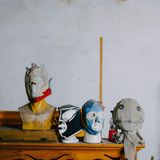 Handarbeit: In einer lokalen Schneiderei warten neue Masken auf die kämpfenden Kundinnen und Fans