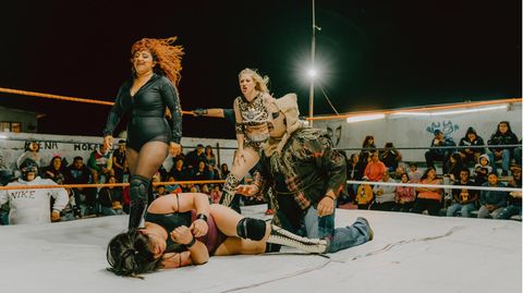 Kampf im Hinterhof: In der Arena Morales sind zwei gemischte Wrestling-Teams gegeneinander angetreten. Die blonde Frau in der Mitte ist Miss Kath alias Kathrin Zeiske aus Bonn