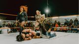 Kampf im Hinterhof: In der Arena Morales sind zwei gemischte Wrestling-Teams gegeneinander angetreten. Die blonde Frau in der Mitte ist Miss Kath alias Kathrin Zeiske aus Bonn