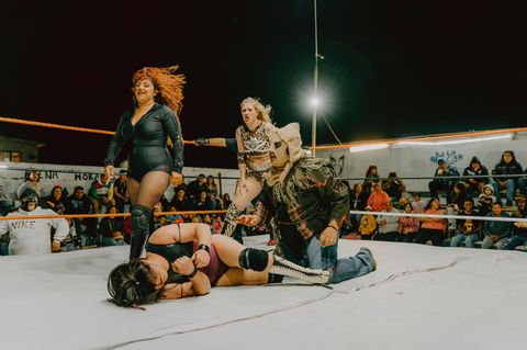 Kampf im Hinterhof: In der Arena Morales sind zwei gemischte Wrestling-Teams gegeneinander angetreten. Die blonde Frau in der Mitte ist Miss Kath alias Kathrin Zeiske aus Bonn