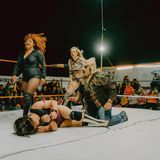 Kampf im Hinterhof: In der Arena Morales sind zwei gemischte Wrestling-Teams gegeneinander angetreten. Die blonde Frau in der Mitte ist Miss Kath alias Kathrin Zeiske aus Bonn