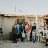 Familienbande: Sayuri mit Großmutter, Mutter, Tante, Onkel und Cousinen im Hof ihres Wohnhauses