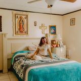 Sayuri ist mit 15 Jahren die jüngste Luchadora der Stadt und Star der Arena, die ihre stolzen Eltern kürzlich im Hinterhof des Familienheims gebaut haben. Dass eine 15-Jährige gegen Erwachsene in den Ring steigt, stört in Ciudad Juárez kaum jemanden. Teenager-Schwangerschaften sind hier keine Seltenheit, viele junge Frauen gründen sehr früh schon eigene Familien. Sayuri möchte später einmal Agrarwissenschaften studieren