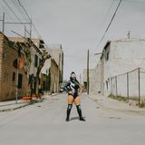 Universis wird in den Arbeitervierteln von Ciudad Juárez als Heldin gefeiert. Früher war sie Mitglied einer Straßengang. Erst der Erfolg als Luchadora ermöglichte ihr den Ausstieg aus der Szene. Das menschenleere Zentrum nahe dem Grenzzaun zu den USA, wo sie für das Porträt posiert, gilt als gefährlichster Teil der Stadt