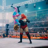 Flugeinlage: Die wuchtige Estrella Diabólica schleudert Baby Star (im pink-blauen Anzug) durch die Luft