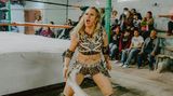 Auf sie mit Gebrüll: Miss Kath hat Sayuri aus dem Ring geworfen. Die Ungleichheit der Gegnerinnen gehört zum Reiz des Kampfs