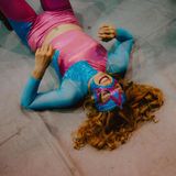 Hauen und lächeln: Baby Star holt Luft für die nächste Runde, nachdem sie aus dem Ring geworfen wurde.   Baby Star ist der aktuelle weibliche Champion von Ciudad Juárez. Wer wie sie hier in der Arena Neri Santos antritt, die als Mekka der Lucha libre gilt, hat es in der Szene geschafft. Schon ihr Vater kämpfte als Luchador. Ihre Tochter hält am Ring ihr Handtuch und feuert sie an.