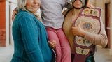 Frauenpower: Baby Star mit Mutter und Tochter. Ihren Championgürtel trägt sie über der Schulter