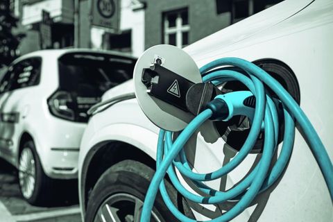 Ein Elektroauto ist an einer Ladestation angeschlossen