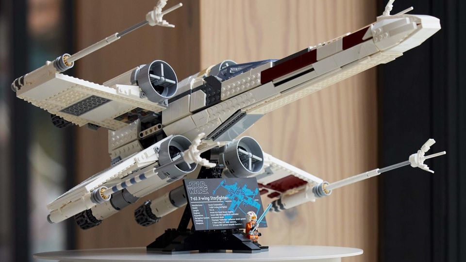 Lego-Neuheiten Mai: Star Wars X-Wing Starfighter aufgebaut auf einem Tisch